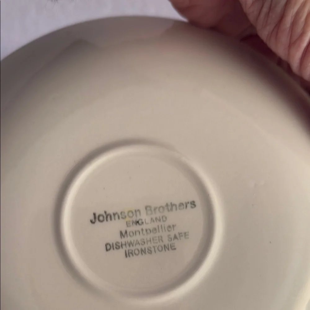 Johnson Brothers Red and Green Dinnerware Set - Picture 4 of 5